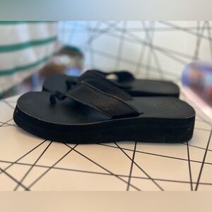 Reefs Y2K platforms 2 in h black leather wedge reefs sz 9 sandles